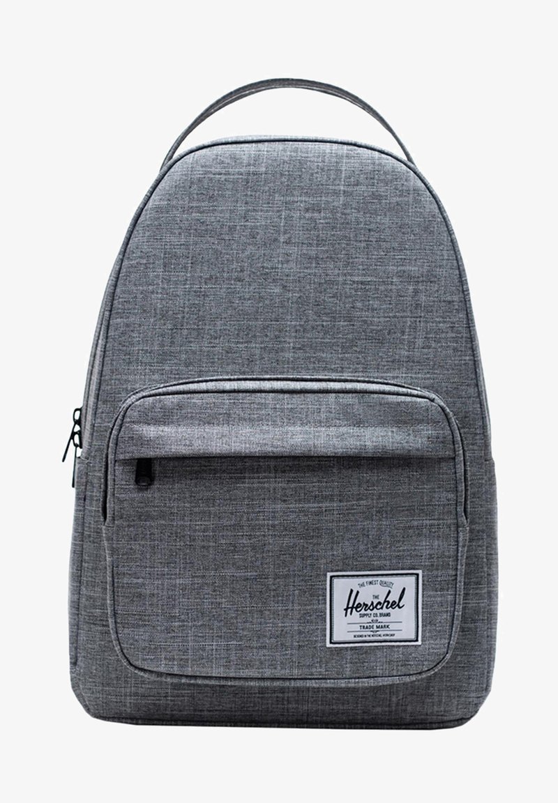 Grauer Stoffrucksack mit glatter Textur, runder Oberseite, vorderem Reißverschlussfach und einem Logo-Patch. Einfaches Design mit einem einzigen Griff oben.