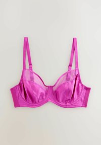 Roze satijnen bh met transparante meshpanelen, onderdraadsteun, verstelbare straps en een gladde afwerking. Beschikt over een klassieke cupvorm.