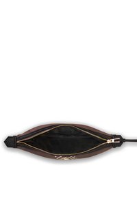 Estuche de cuero marrón con cremallera dorada, interior negro y extremos de correa negra, visto desde arriba mostrando el compartimento abierto.