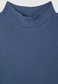 Prążkowana bluzka z wysokim kołnierzem w stonowanym niebieskim kolorze. Materiał ma miękką teksturę z pionowymi paskami, podkreślającymi dopasowany krój.