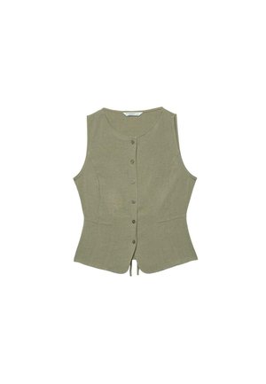 Vesta bez rukávov v olivovo zelenej farbe, zapínaná na gombíky, s okrúhlym výstrihom a mierne rozšíreným lemom, zobrazená na bielom pozadí.
