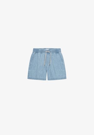 Lyseblå denimshorts med elastisk midje, snøring i midjen, to sidelommer og subtil logodetalj på kanten.