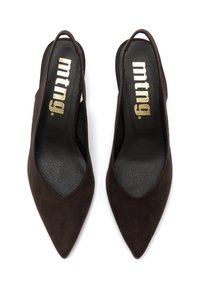 Décolleté slingback in suede marrone con punta affusolata. Presenta il logo in oro sulla soletta nera. Texture liscia e silhouette elegante.