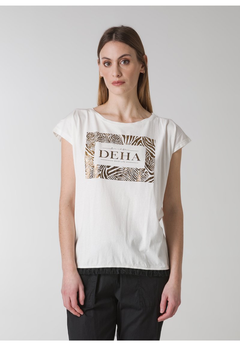 Hvid bomulds t-shirt med et rektangulært zebra print design med gyldne accenter og "DEHA" tekst, korte ærmer og en løs pasform.