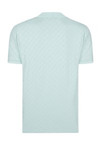 Hele sinine polo särk, mis on valmistatud tekstureeritud kangast, klassikalise krae ja lühikeste varrukatega, puhta ja minimalistliku tagakülje disainiga.