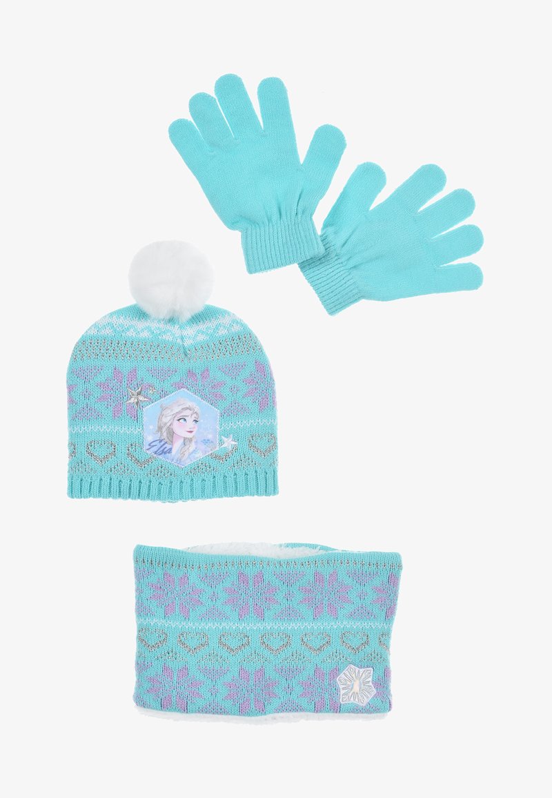 Lichtblauwe gebreide beanie met een witte pompon en een Elsa-afbeelding, bijpassende handschoenen en een fleecelijn oorwarmers met sneeuwvlokpatronen.