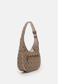 Hnědá kabelka typu hobo se vzorem vyrobená z texturovaného materiálu, s jedním popruhem přes rameno a přední kapsou na zip s akcenty ze zlaceného kovu.