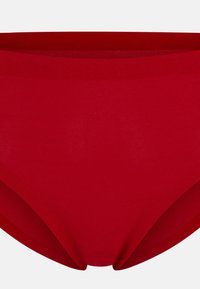 Culotte rossa in cotone con texture liscia, design a vita media e bordi senza cuciture, che offre una copertura completa e un colore semplice e uniforme.