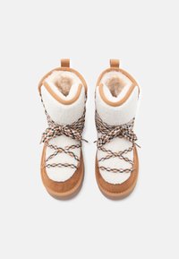 Brūni un balti potītes ar mīkstu iekšējo oderi, teksturētu audumu un dekoratīviem daudzkrāsainiem šņorēm. Apaļa pirksta forma un cilpas uzvalki.