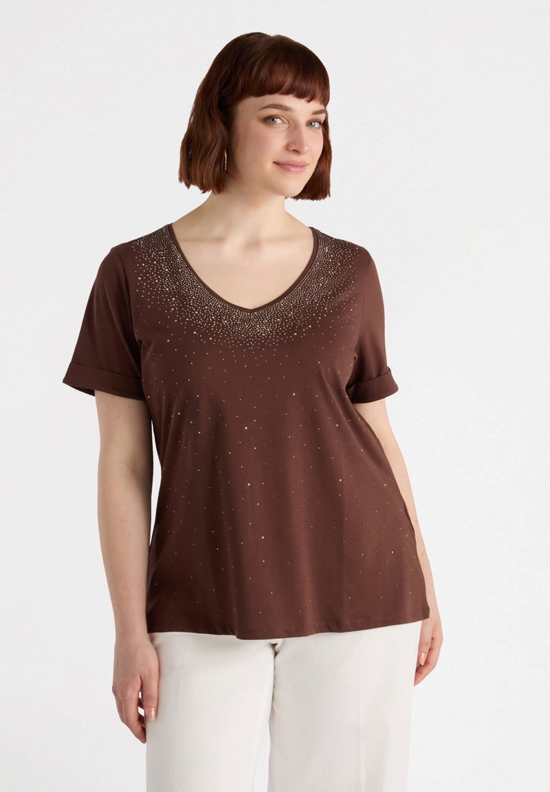 Camiseta corta de manga corta color marrón con escote en V, que presenta adornos plateados dispersos cerca del escote y un tejido suave y texturizado.