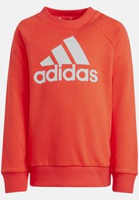 Sudadera roja hecha de tejido suave, con un logo blanco de Adidas y tres rayas en el frente. Cuello redondo y puños acanalados.