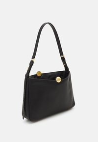 Borsa a tracolla in pelle nera con una texture liscia, dotata di una singola tracolla, accessori dorati e una chiusura a patta rotonda.