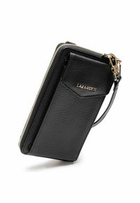 Portafoglio in pelle nera con finitura testurizzata, zip dorata e tracolla. Presenta una tasca frontale e un marchio in rilievo.