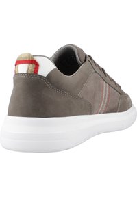 Sneaker grigio in suede con suola bianca, caratterizzato da un accento a strisce rosse e beige sul tallone e due strisce rosse ai lati.