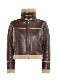 Brązowa, skórzana, krótka kurtka z wysokim kołnierzem, podszyta futerkiem, z zamkiem błyskawicznym i podwójnymi klamrami. Posiada kontrastowe szwy.
