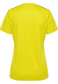 Gul sportströja med korta ärmar, som har svarta detaljer på axlarna och ett mjukt, lätt tyg.