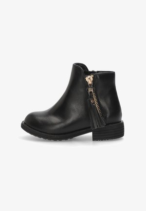 Botín negro de imitación piel con punta redonda, cremallera lateral y detalle de borlas. Tacón grueso y suela texturada para mayor agarre.