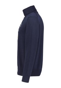 Dunkelblauer Strickpullover mit hohem Kragen, taillierter Silhouette, gerippten Bündchen und Saum. Besitzt ein grafisches Design auf der Brust.