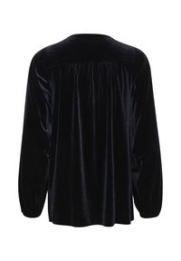 Zwarte fluwelen blouse met lange mouwen, voorzien van een ronde halslijn, subtiele plooien aan de achterkant en gathers aan de manchetten voor een ontspannen pasvorm.