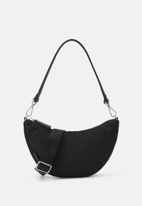 Musta nailonilaukku, jolla on kuun muoto, vetoketjukiinnitys ja kaksi hihnaa – yksi tyylikäs nahkahihna ja yksi teksturoitu kangashihna metallisoljella.