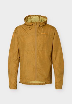 Világosbarna kapucnis esőkabát elülső cipzárral, rugalmas mandzsettákkal és finom pöttyös mintával, fehér háttér előtt bemutatva.