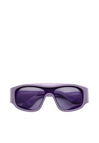 Lila rechteckige Sonnenbrille mit dicken, hellvioletten Rahmen und dunkelvioletten getönten Gläsern, innen am Bügel mit der Marke "RETROSUPERFUTURE" versehen.