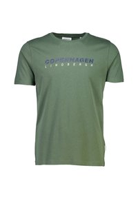 Camiseta de manga corta verde con "COPENHAGUE LINDBERGH" impreso en letras azules y blancas en el pecho, estilo de cuello redondo.