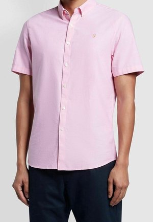 Camisa de botón de manga corta en tela de algodón de color rosa; presenta una textura sutil, cuello y un pequeño logo bordado sobre el lado izquierdo del pecho.