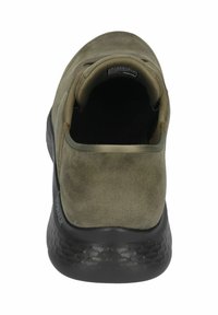Zapato de ante verde oliva con suela de goma negra flexible. El diseño sin cordones cuenta con un interior acolchado y soporte reforzado en el talón.