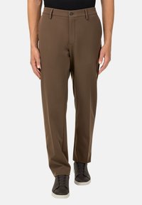 Rudos, pritaikyti kelnių modeliai, pagaminti iš lygios medžiagos, su mygtuku užsegimu, priekinėmis kišenėmis ir tiesiomis kojomis.