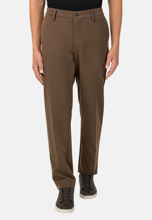 Pantaloni marroni su misura realizzati in tessuto liscio, con chiusura a bottone, tasche anteriori e design a gamba dritta.