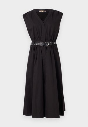 Robe noire sans manches avec un décolleté en V, taille cintrée et une large ceinture accentuée de clous argentés. Jupe évasée en A.