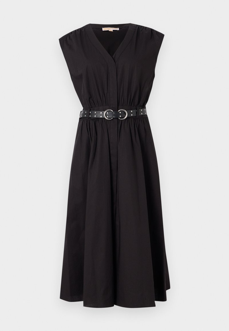 Vestido negro sin mangas con escote en V, cintura ajustada y un amplio cinturón decorado con tachuelas plateadas. Falda en forma de A acampanada.
