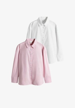 Sada dvou košil: jedna světle růžová a jedna bílá, obě s knoflíkovým zapínáním, límcem a dlouhými rukávy vyrobenými z hladké látky.