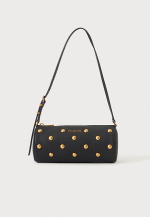 Musta sylinterinmuotoinen käsilaukku, jossa on kultaisia niittejä ja säädettävä olkahihna; edessä kultainen "Michael Kors"-logo.