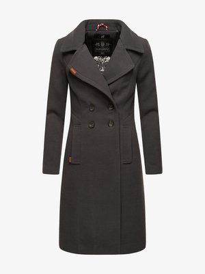 Tamsiai pilkas vilnonis paltas su dvigubos krūtinės dizainu, plačiomis atvartais, šoniniais kišenėmis ir odiniu akcentu. Yra raštuota vidinė pamušalas.