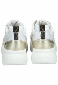 Hvide sneakers med metalliske guldaccenter, tekstureret hældetaljering og blanke sidepaneler. Har en polstret krave for komfort.