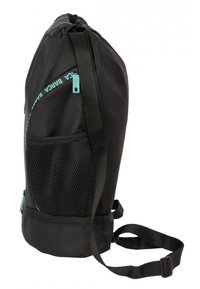 Sac à dos noir avec un dessus à cordon, poche latérale en mesh et sangle d'épaule ajustable. Présente des accents turquoise et des détails de marque.