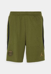 Sportshorts i olivgrönt med ett texturerat geometriskt mönster, marinblå sidostrippar, Paris Saint-Germain-logotyp och guldfärgad Jordan-detalj.