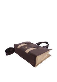 Bolso de mano rectangular marrón y beige con asas dobles, dos rayas verticales beige y una correa de hombro ajustable, apoyado plano sobre un fondo blanco.