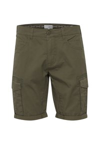 Shorts cargo vert olive avec un bouton à l'avant, des passants de ceinture, deux poches latérales et des poches cargo sur chaque jambe avec des rabats.