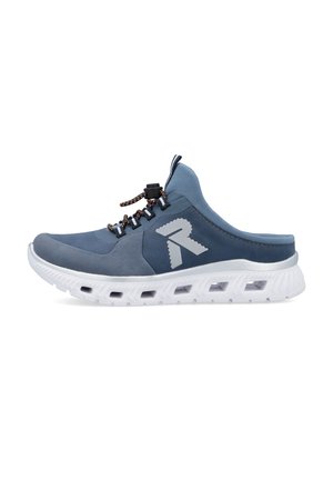 Des chaussures bleues à enfiler avec un dessus en daim et en tissu, une semelle en caoutchouc, un système de laçage ajustable et une semelle blanche rembourrée accentuée par des aérations.