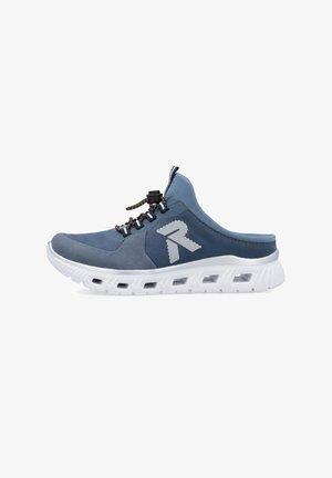 Blaue Slipper mit Obermaterial aus Wildleder und Stoff, Gummisohle, verstellbarem Schnürsystem und einer weißen gepolsterten Sohle, die durch Luftöffnungen akzentuiert wird.