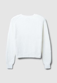 Weißer gestrickter Langarm-Crop-Pullover mit gerippten Bündchen, Saum und Rundhalsausschnitt auf einem hellgrauen Hintergrund.