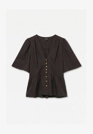 Blouse à manches courtes marron foncé avec col en V, taille froncée, bas peplum et rangée de sept petits boutons marron à l'avant.