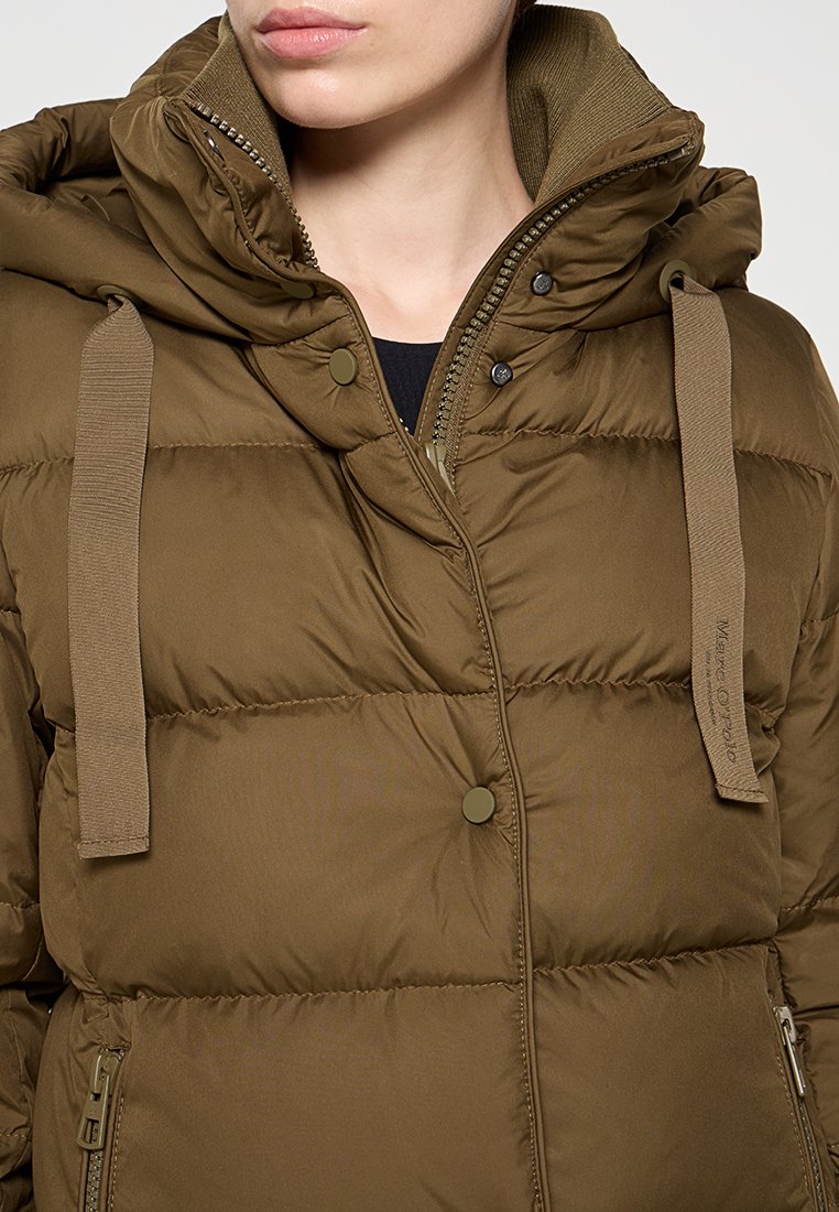 Braune Pufferjacke mit Kapuze, ausgestattet mit einem Reißverschluss, zwei seitlichen Reißverschlusstaschen und verstellbaren Riemen an der Kapuze. Texturierte Oberfläche.