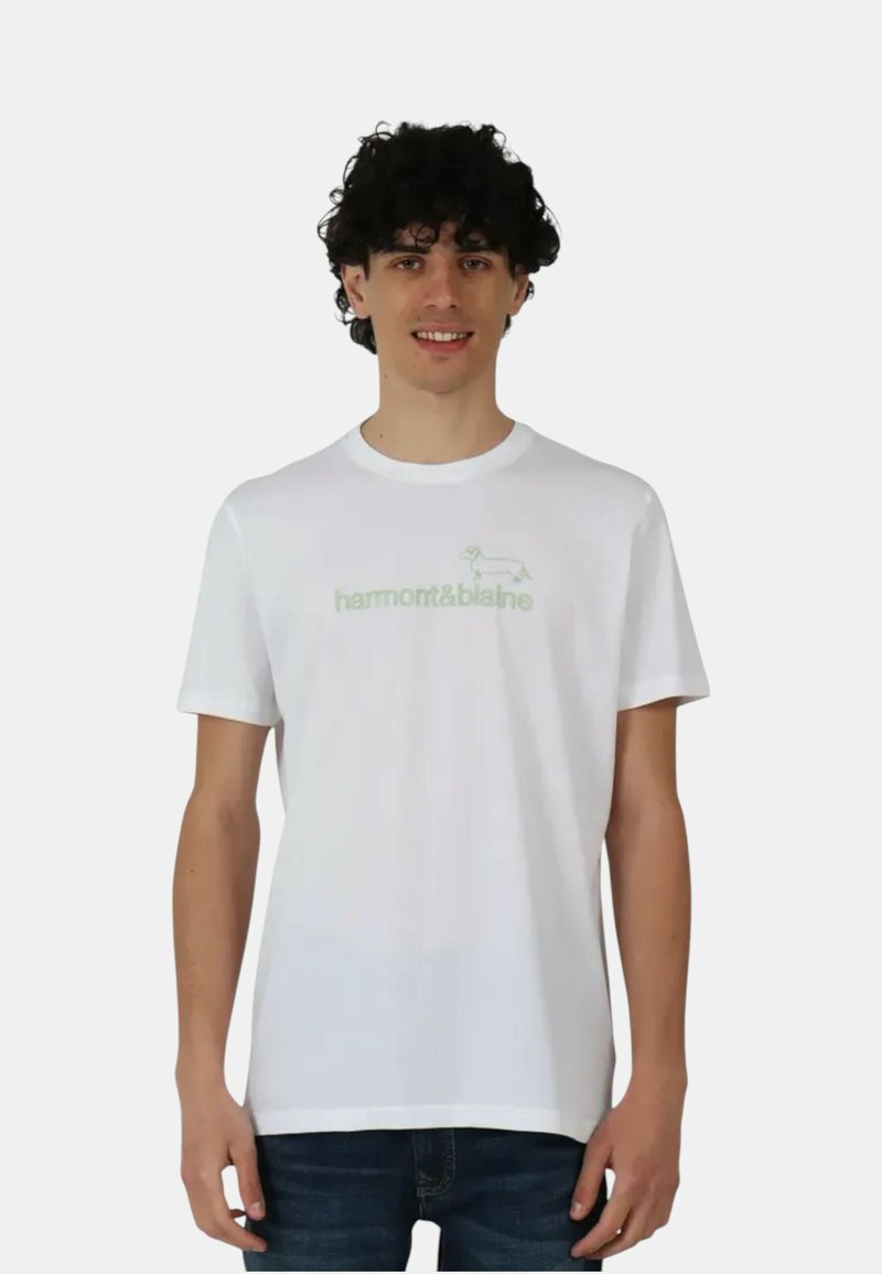 T-shirt bianca in cotone con maniche corte, con testo ricamato verde "harmont&blaine" e una grafica di un cane, vestibilità standard.