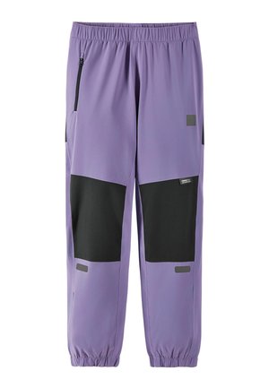 Fioletowe spodnie w kolorze bzu z czarnymi łatami na kolanach, elastycznym pasem i mankietami oraz detalami w postaci zamykanej na zamek bocznej kieszeni.