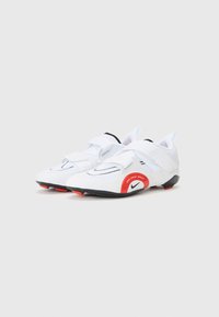 Baskets de sport blanches avec un dessus en mesh, des sangles Velcro, des accents noirs et des détails rouges sur le côté. Bout arrondi et semelle texturée.