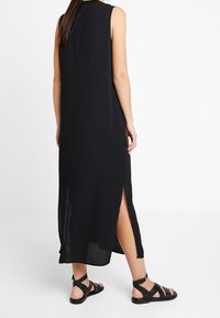 KIOMI Maxiklänning - black
